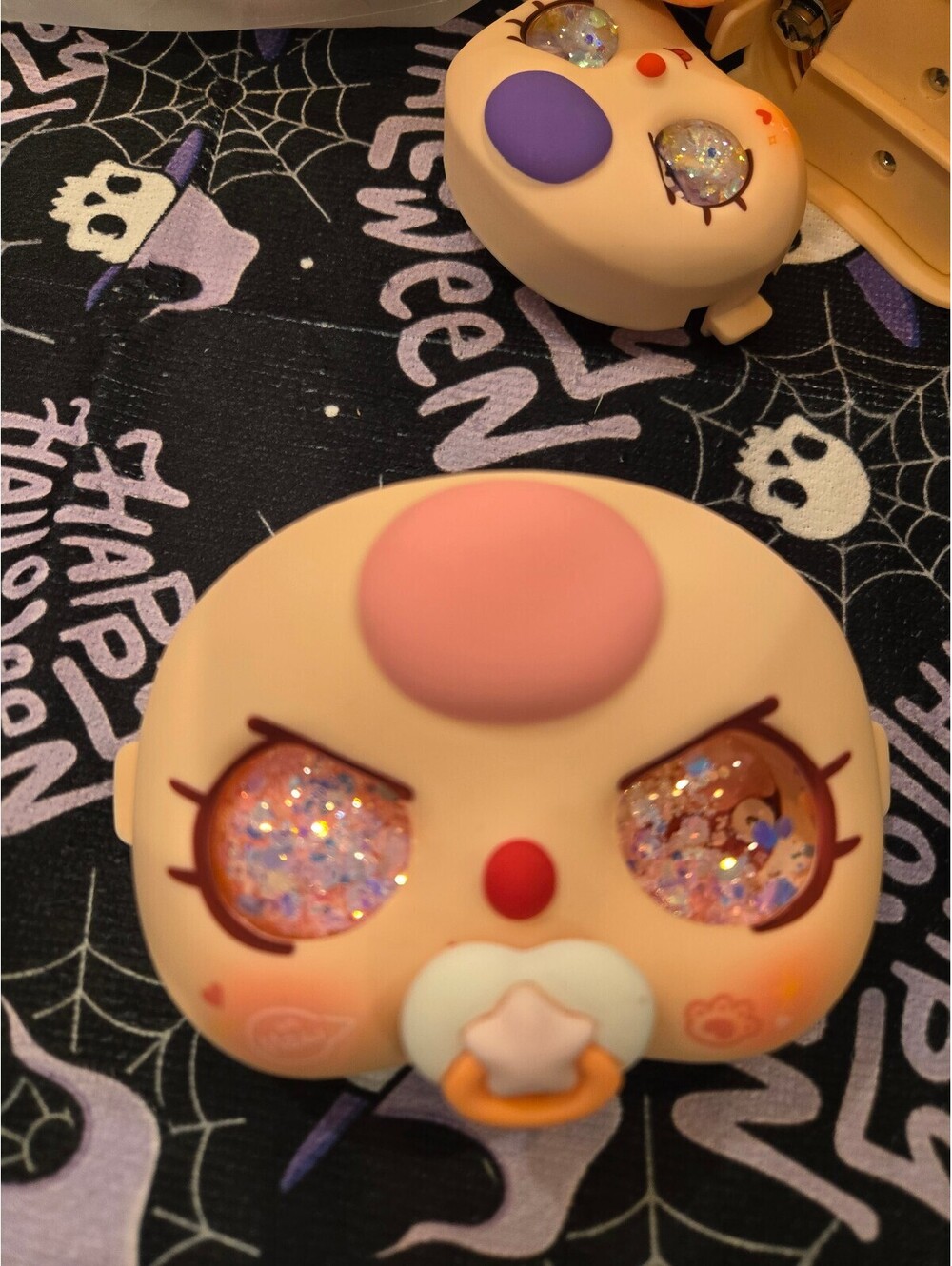 Peach forehead pacifier face toy with iridescent glitter eyes 400%